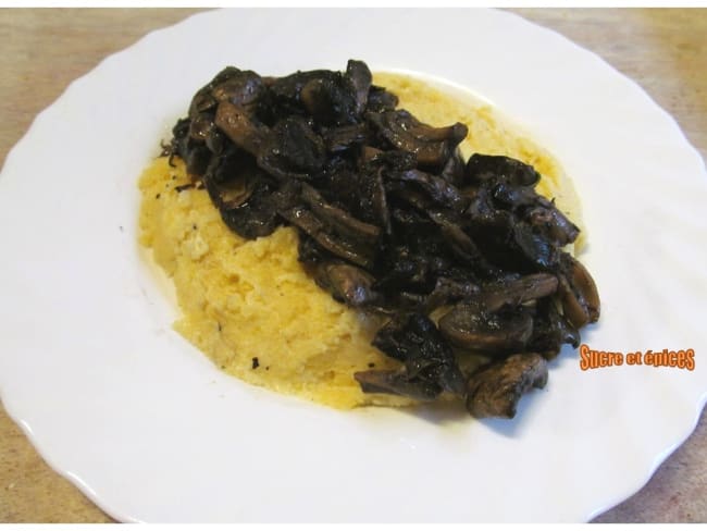 Polenta crémeuse au comté avec des champignons