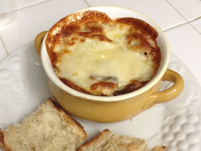 Soupe à l'oignon gratinée au provolone et parmesan