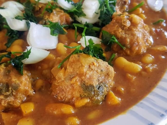 Ragoût d'haricots blancs et de boulettes à la viande (marKet loubia)