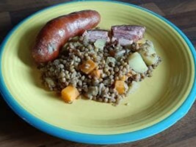 Lentilles blondes, saucisses, lard, carottes et poireau