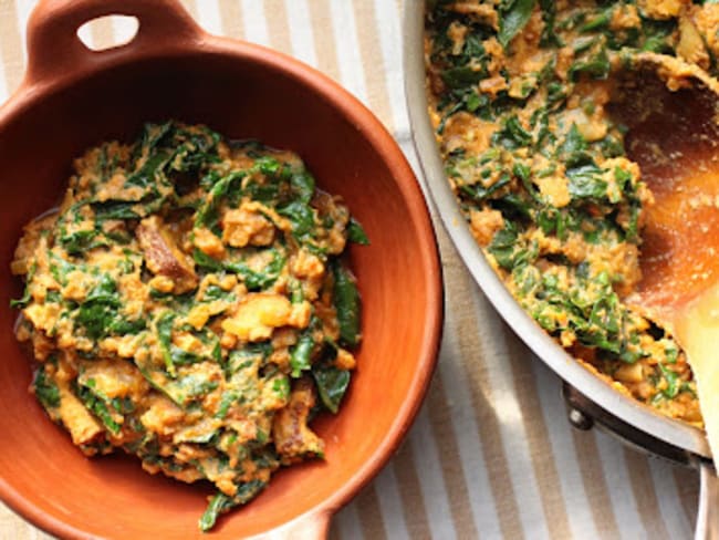 Curry d'épinards et de tofu fumé aux graines de courges égousi