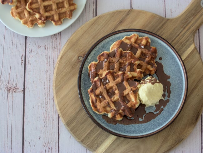 Gaufres de Liège, glace vanille et sauce chocolat