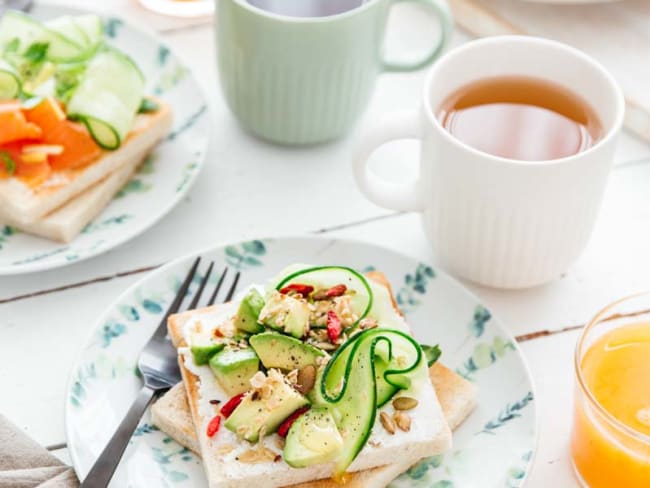 Toast de brunch au concombre et granola salé