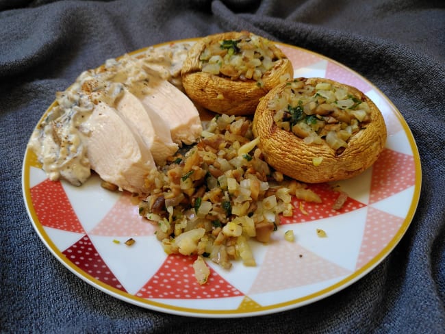 Filets de poulet pochés et sauce aux champignons