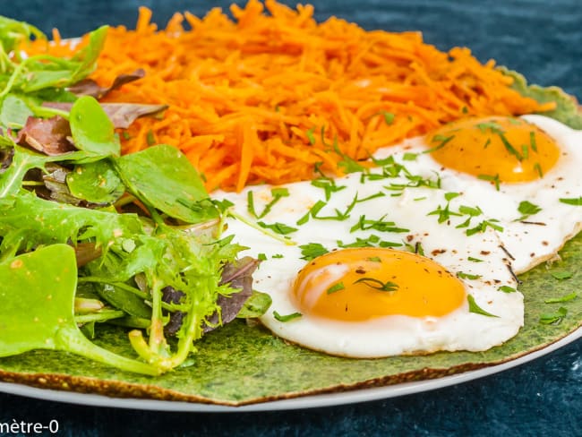 Crêpes aux épinards, crudités et oeufs