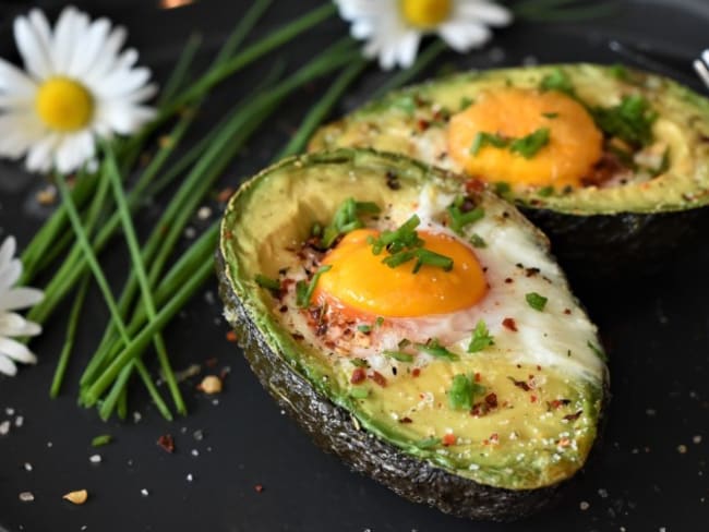 Avocats farcis au saumon, pesto et oeuf