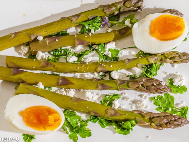 Salade d’asperges vertes aux herbes et aux oeufs