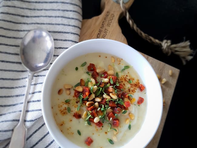 Velouté de chou-fleur, chorizo et pignons