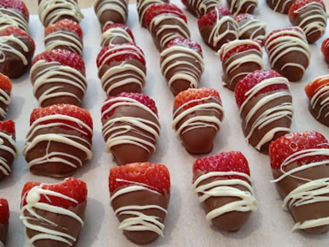 Les fraises au chocolat au lait et chocolat blanc