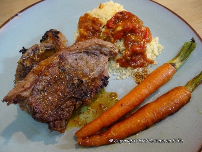 Côtes d'agneau à l'orange , au thym et carottes fanes