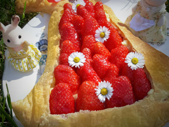 Tarte aux fraises en forme de cloche de Pâques