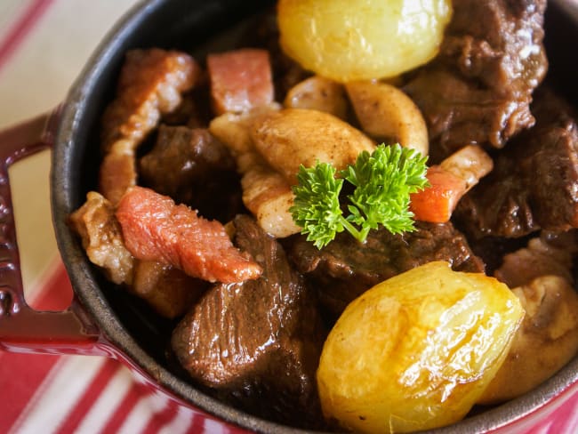 Cocotte de boeuf bourguignon avec marinade