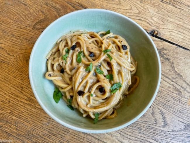 Linguine à l'ail noir et sauce soja