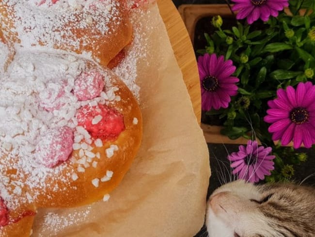 Brioche aérienne sans beurre aux pralines roses