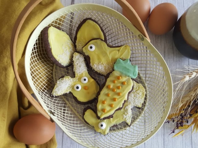 Biscuits de Pâques décorés au chocolat et noisette