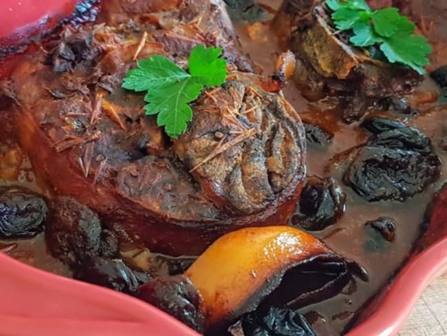 Osso bucco mijoté aux pruneaux et aux poireaux