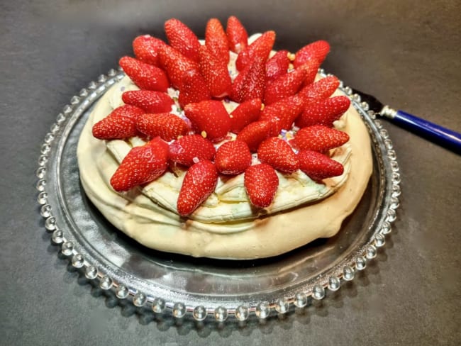 Pavlova aux fraises et fontainebleau, avec une base de yaourt à la grecque et de crème fraîche