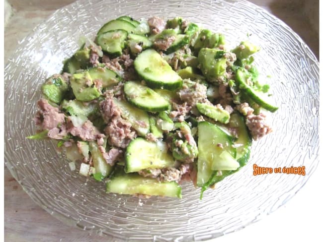 Salade légère au thon, avocats et concombres