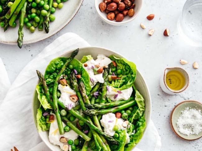 Salade d'asperges vertes, petits pois, salade et burrata