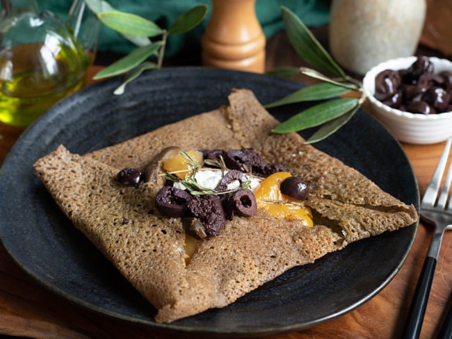 Galette de sarrasin à la tapenade, fromage de chèvre et légumes grillés