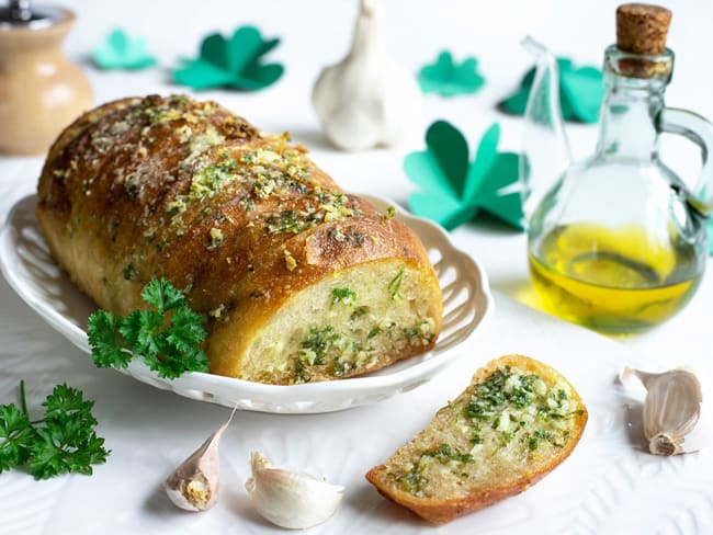 Pain à l'ail, huile d'olive et parmesan pour l'apéritif