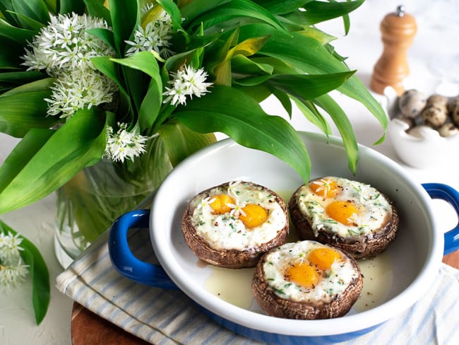 Champignons farcis fromage de chèvre, ail des ours et oeufs de caille