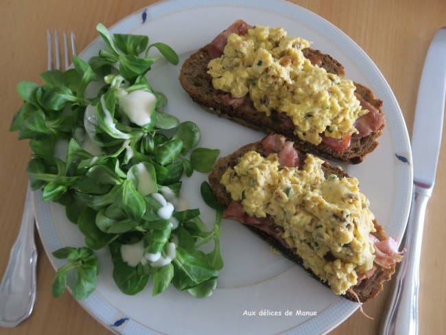 Tartines d'œufs brouillés à la poitrine fumée