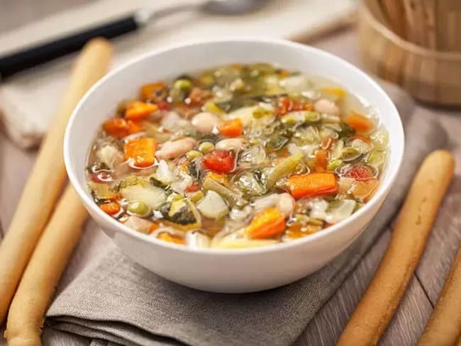 Minestrone : soupe de légumes - Recette Italienne