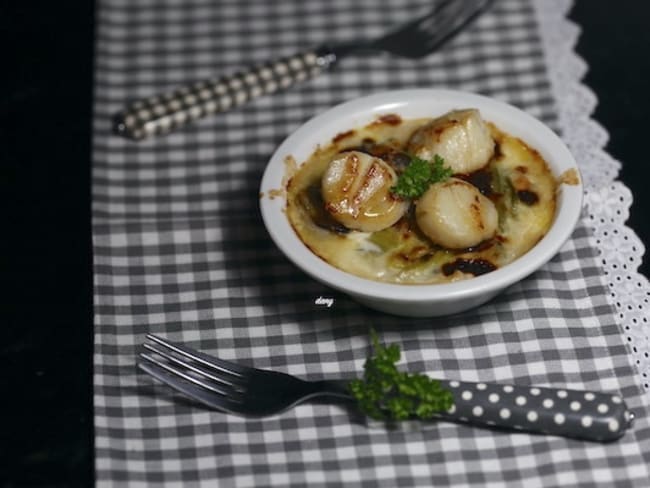 cassolettes de St-Jacques aux poireaux primeurs et crème de parmesan : une entrée facile et savoureuse