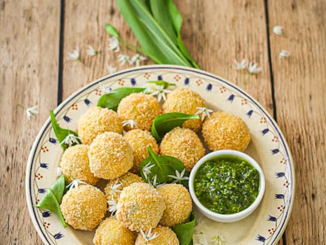 Bouchées au fromage de chèvre et ail des ours frites