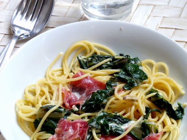 Spaghettis, vert de blettes, fromage pecorino et coppa