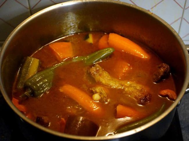 Couscous marocain traditionnel au poulet et légumes