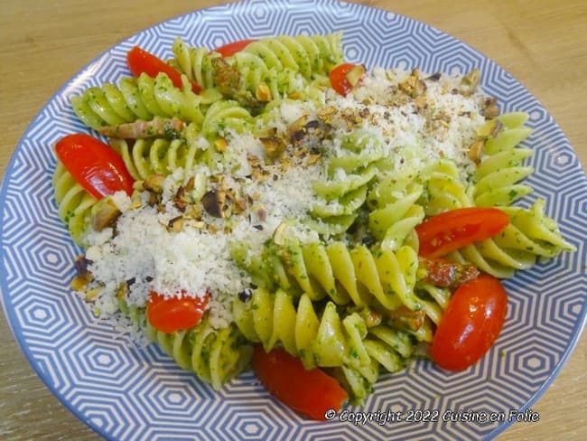 Fusilli giganti au pesto de jeunes pousses d'épinards, pistaches et Pecorino au poivre