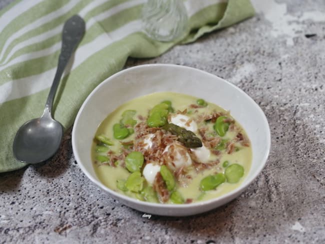 Crème d'asperges vertes aux fèves mozzarella et jambon grillé