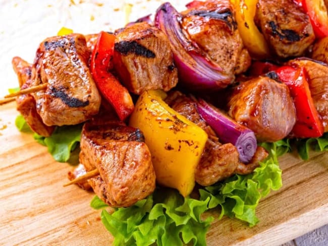 Brochettes de viande et légumes au four