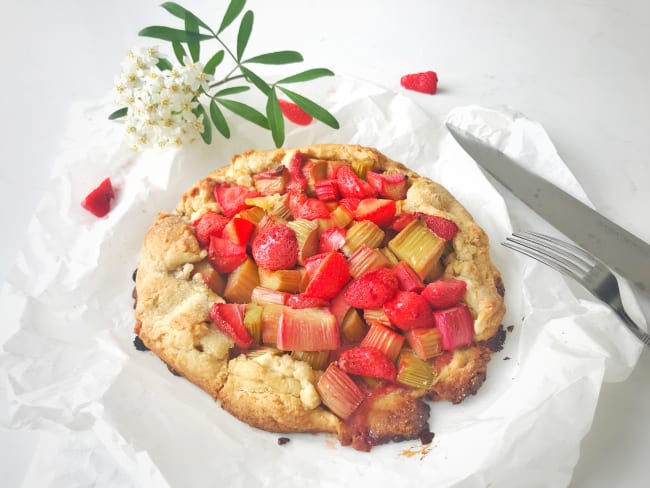 Tarte rustique rhubarbe et fraises