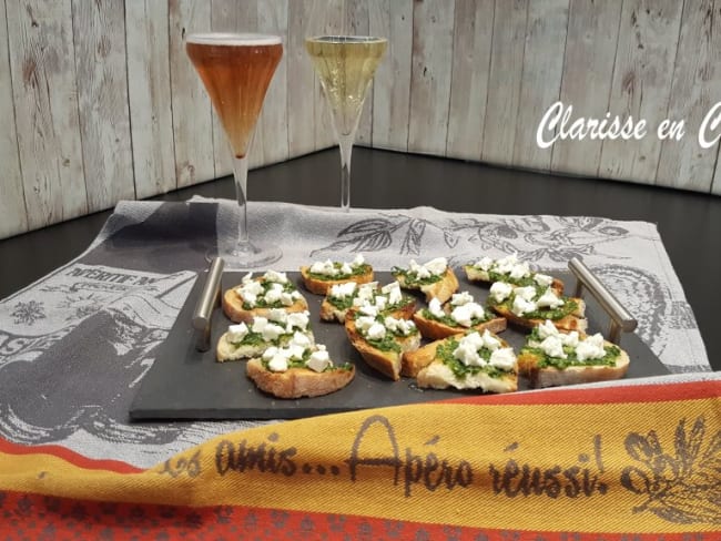 Crostini au pesto et à la feta pour un apéro