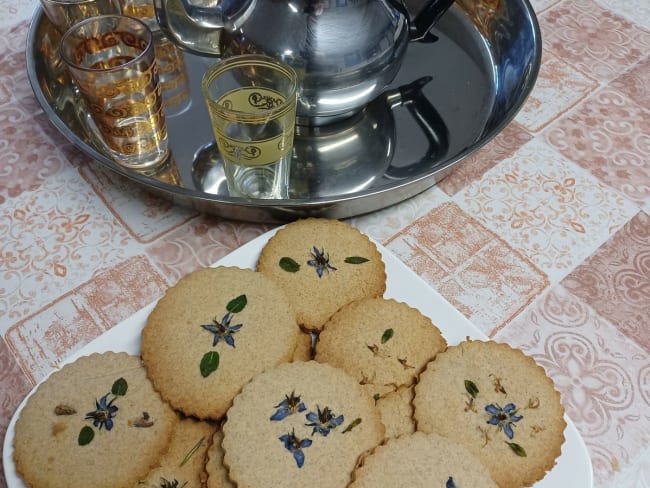 Sablés au sarrasin avec fleurs et feuilles