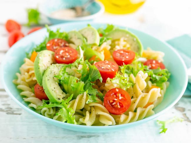 Salade de pâtes froide à l'avocat et tomate