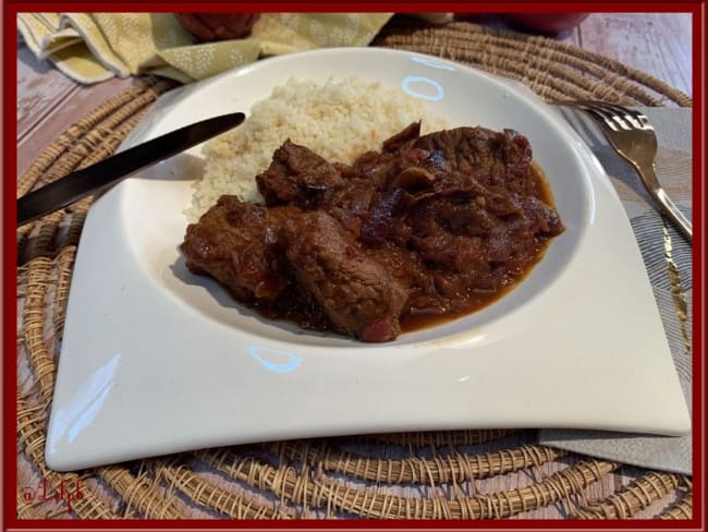 Bœuf aux oignons rouges et tomates (cuisine érythréenne)