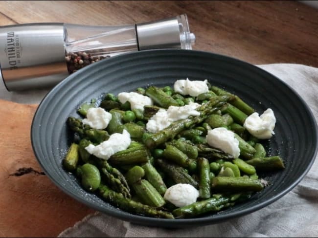 Légumes verts printaniers à la mozzarella : asperges, petits pois et fèves