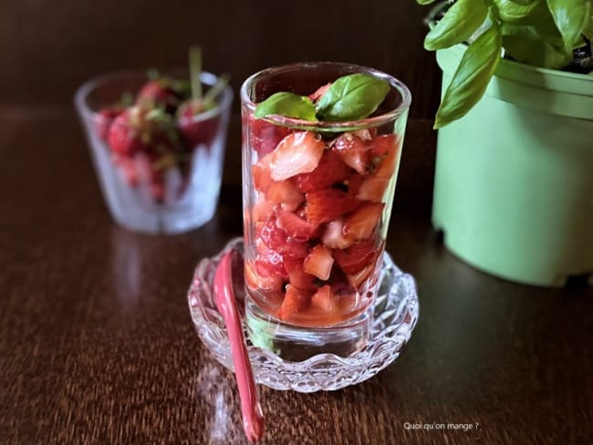 Verrines de fraises du jardin au basilic : un dessert facile et rapide
