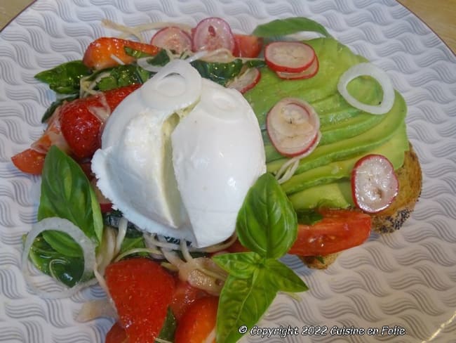 Salade composée tomates cerises, fraises, avocats, radis sur toasts rôtis