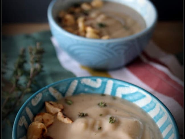 Velouté de céleri au thym et aux noisettes