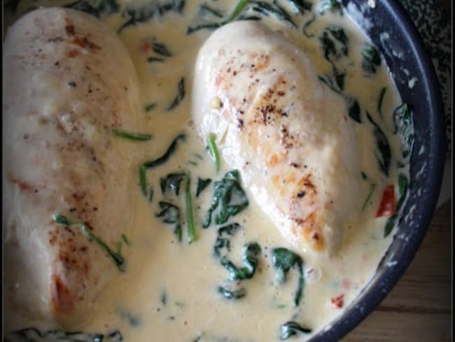 Poulet à la crème parmesane , poivrons et épinards