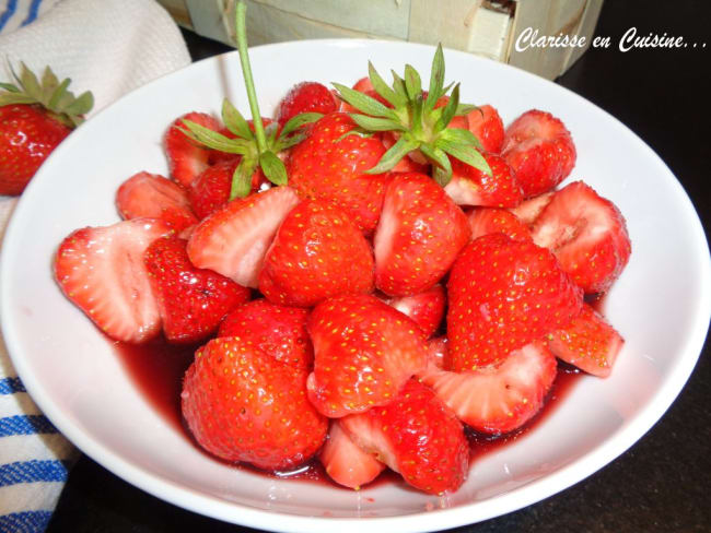 Salade de fraises du jardin au vin rouge vanillé