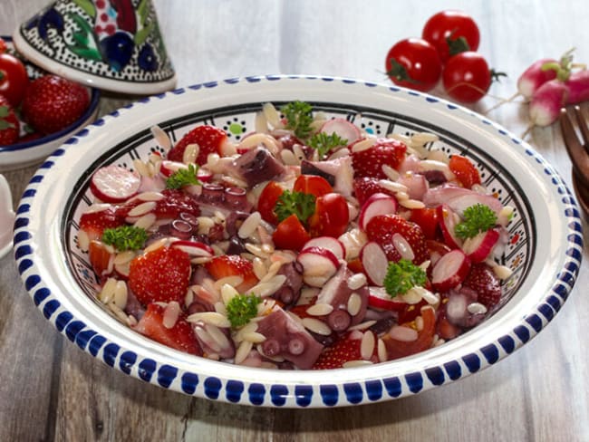 Taboulé d'orzo, fraises, tomates et poulpe