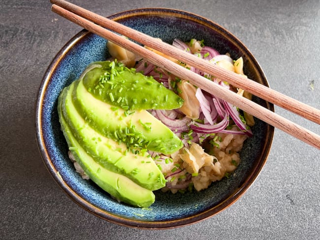 Veggie bowl avocat, gingembre mariné et oignons rouges