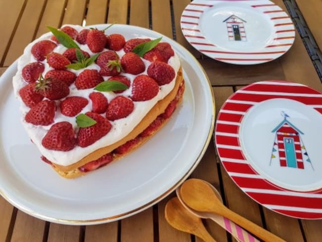 Génoise garnie aux fraises, façon fraisier simple