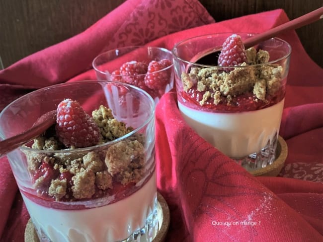 Crumble confit de framboise sur panna cotta amande de Anne Sophie Pic